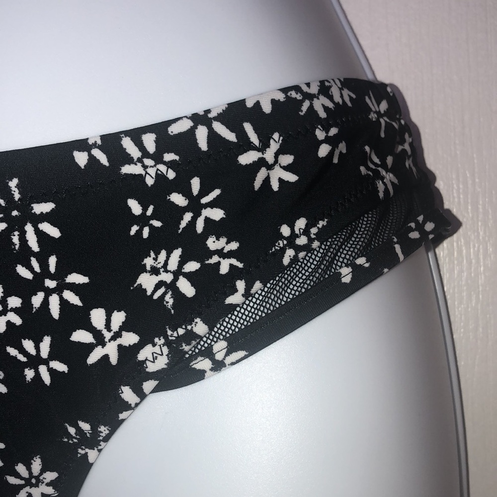 Bikini - Picture 2 of 12